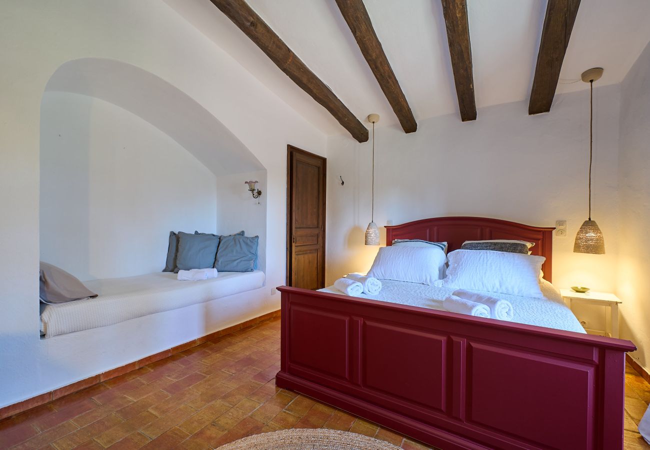 Villa à Mont-ras - 1 Mas Pagès, maison rurale pour 9 personnes avec jardin et piscine privée